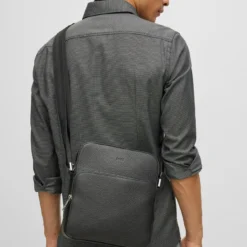 Boss REPORTER-TASCHE AUS ITALIENISCHEM LEDER MIT LOGO-PRÄGUNG 10682891 7 Boss REPORTER-TASCHE AUS ITALIENISCHEM LEDER MIT LOGO-PRÄGUNG 10682891 -Woehrl Online Shop BOSS Black PreSpring 23 1 50470469 4