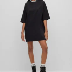 Hugo T-Shirt-Kleid Mit Logos Am Ausschnitt 10706065 5 Hugo T-Shirt-Kleid Mit Logos Am Ausschnitt 10706065 -Woehrl Online Shop HUGO Womensw Fall 23 001 50495061 3